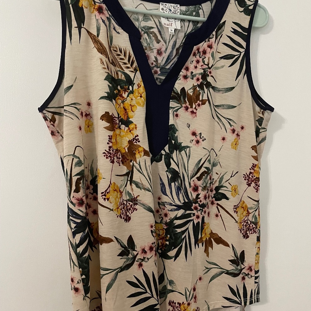 Naïf Floral Split Neck Sleeveless Blouse
